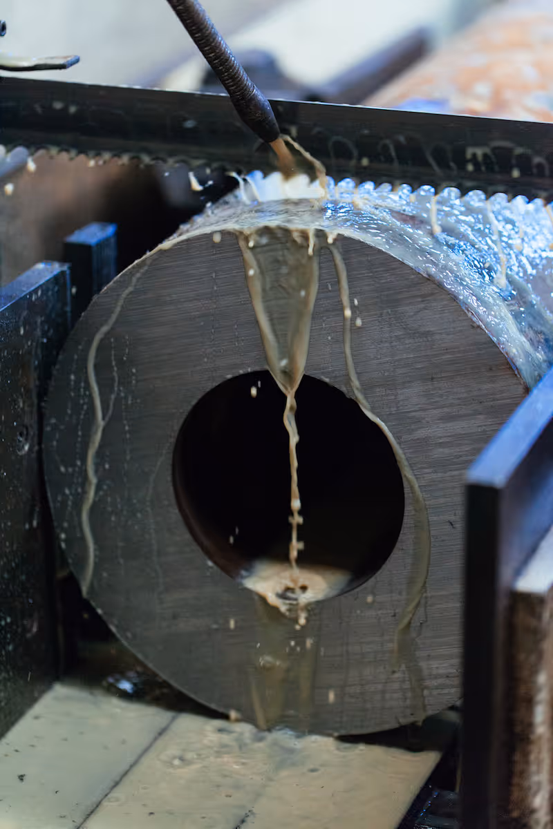 Testa di taglio CNC al plasma in azione su lamiera — scintille e getto incandescente della torcia